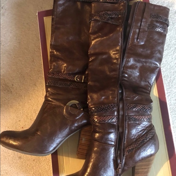 Boots - Picture 2 of 7